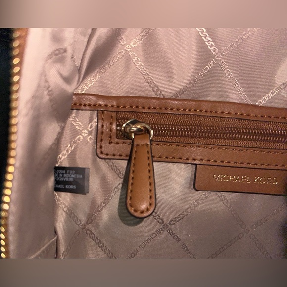 **SOLD**NWOT Michael Kors Signature Valerie Medium Backpack. - Picture 6 of 15